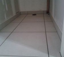 Pose du carrelage au sol au RDC