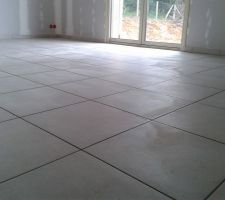 Pose du carrelage au sol au RDC