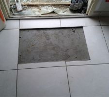 Pose du carrelage au sol au RDC