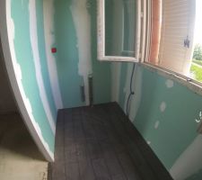 Pose du carrelage au sol &agrave; l'&eacute;tage