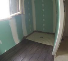 Pose du carrelage au sol &agrave; l'&eacute;tage