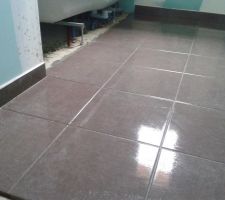 Pose du carrelage au sol &agrave; l'&eacute;tage