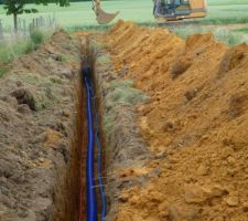 Pose du puits canadien ainsi qu'un tuyau d'eau et un câble électrique