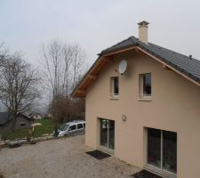 Vue sur la terrasse au sud avec 2 baies coulissantes qui permettent d'entrer dans le salon ou la cuisine
A l'étage, 2 chambres d'enfant