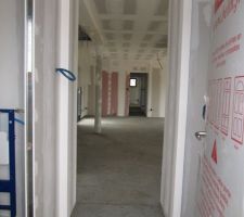 Vue de la porte d'entrée. A gauche, le WC côté jour, et au fond, la partie nuit.