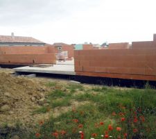 Vue globale depuis le fond du jardin avec la terrasse et le retour du garage