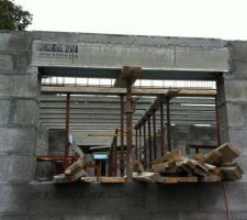 12 juin : El&eacute;vation des murs du Rdc termin&eacute;e. Pose des hourids du plancher de l'&eacute;tage.