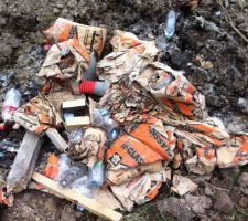 Le brûlage des déchets de chantier... Une pratique interdite mais qui perdure largement ! Dans le cas présent, il s'agit de sac de ciment et de bouteilles plastiques. Petite entorse mineure qui avait pour objet de "compacter" le tas de détritus lesquels furent évacués par la suite. Feu ponctuel réalisé dans des conditions de sécurité satisfaisantes. Je n'ai pas eu de retour du voisinage pour l'instant.