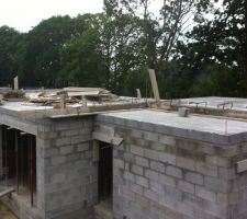 19 juin : Dalle coul&eacute;e la veille, les travaux continuent...
