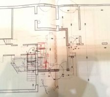 Plan de l'architecte:

- escalier droit dans le salon
- accès depuis le garage vers le garage à vélo puis buanderie puis cuisine
- accès au garage à vélo depuis l'extérieur

Sur ce plan on devine le WC dans le couloir actuel (il y a une porte mal positionnée; le WC serait fermé dans le prolongement de l'escalier)