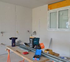 Vue de la future cuisine avec fenêtre coulissante