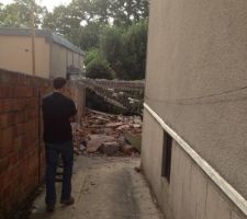 On peut dire que ça démarre, le garage a été démoli ... la maison du voisin est toujours là !