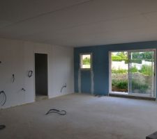 Salle a manger et cuisine a gauche