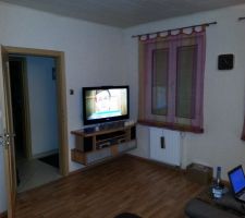 Vue actuelle du salon/salle à manger.
Par la porte on entrevoit le couloir.
Sur la droite on se dirigerait vers la future extension.