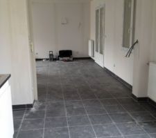 Carrelage fini vue de la cuisine sur la SAM