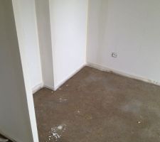 Prise electrique dans la future penderie!!