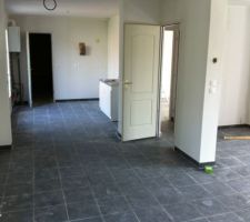 Vue de la SAM sur la cuisine entrée et cellier