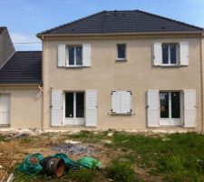 Facade arriere toit nettoyé (quelques tuiles changées), tache sur le crépis