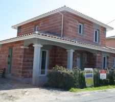 Après avoir fait des trous dans nos angles de maison et du garage pour les aciers manquants, ils ont caché les trous avec des panneaux noirs de coffrage afin de ne pas avoir de mauvaises publicités...