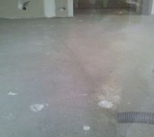 Une fissure est apparue dans la chape, traversant la pi&egrave;ce salon/s&eacute;jour de part en part.