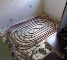 La chape maigre enlev&eacute;e (mal fa&ccedil;on). me reste maintenant &agrave; faire une nouvelle chape.