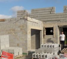 Façade nord - côté rue : Le garage à droite, la fenêtre de la chambre, et la porte d'entrée (où est Fanch')... Et l'étage qui commence à se monter !