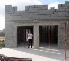 Façade sud - côté jardin : Les baies de la pièce de vie... Tiens, tiens, y'a quelqu'un dans la maison !