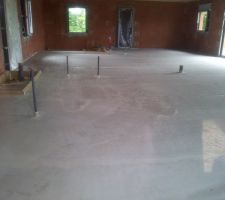 La chape liquide est coul&eacute;e. Reste &agrave; attendre 7 jours pour qu'elle s&egrave;che et ensuite le pon&ccedil;age.