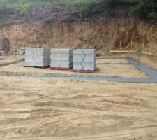 Fondations coul&eacute;es et livraison des agglos pour le vide sanitaire et mur de refend