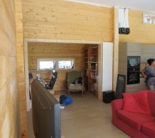 Le coin bureau avec la bibliothèque qui a survécu au véto de Flo :)