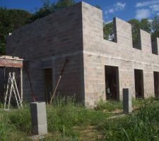 Coffrage linteau chambre rdc et en 1er plan blocs des poteaux de la terrasse posés au sol