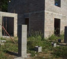 Assemblage des blocs pour les poteaux de la terrasse