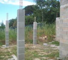 Poteaux de la terrasse coll&eacute;s et ferraill&eacute;s