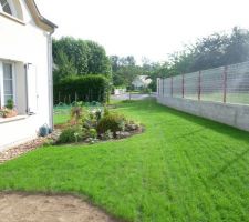 Première tonte de la pelouse. Un vrai tapis bien vert. Cela fait plaisir après avoir vécu avec les monticules de terres un peu partout sur le terrain...