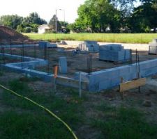 Les deux premier rangs d'agglo pour le radier