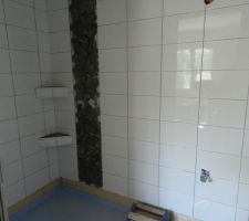 Douche &agrave; l'italienne - carrelage commenc&eacute;
