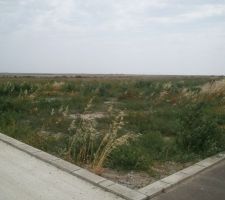 Terrain de 215m&sup2; qui nous a &eacute;t&eacute; proposer par France villas et que nous avons achet&eacute;. nous serons en mitoyen par le garage avec nos voisins.