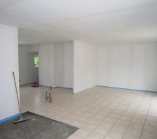 Carrelage Golf beige 31x31, vu du salon et de la cuisine depuis la salle &agrave; manger.