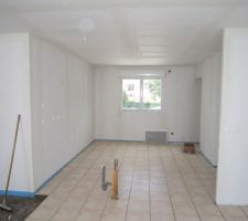 Carrelage Golf beige 31x31, vu de la cuisine depuis le s&eacute;jour.