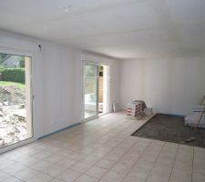 Carrelage Golf beige 31x31, vu de la salle &agrave; manger depuis le salon.