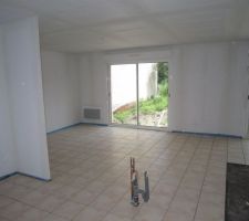 Carrelage Golf beige 31x31, vu de la cuisine et du s&eacute;jour.