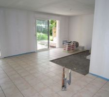 Carrelage Golf beige 31x31, vu de la cuisine et de la salle &agrave; manger.