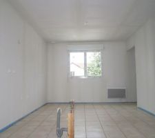 Carrelage Golf beige 31x31, vu de la cuisine depuis le s&eacute;jour. Et l'arriv&eacute;e / &eacute;vacuation d'eau en attente.