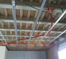 Notre grosse gaine rouge pour le passage cables vers videoproj .