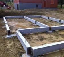 Enfin, les longrines sont pos&eacute;s, ce fut long...