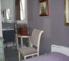 Salle d'eau chambra d'amis
teinte mur  peinture coquille et
tapisserie  taupe...