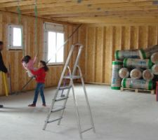 Il ne fait pas encore beau dehors, on installe donc le matériel ramené par papi et mami (corde à noeuds, trapèze...) dans la maison pour que les filles s'amusent !