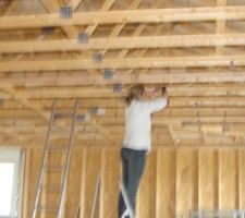Je commence la fixation des suspentes à l'intérieur (environ 1000, alors, je n'ai pas fini !!)