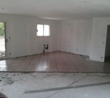 Début de la pose du carrelage, fin de la première journée.