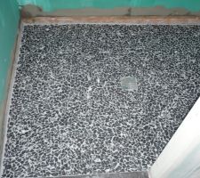 Galets jade rustique noir pour douche italienne